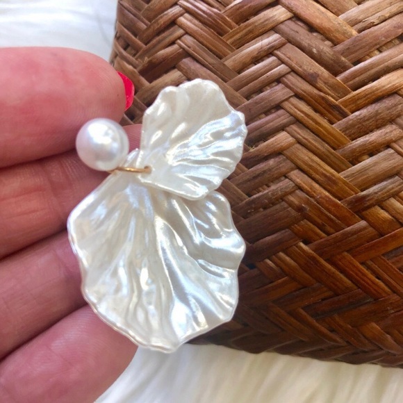 3/$30 SHELL Shaped Faux Pearl Iridescent Dangle Earrings - Picture 8 of 10